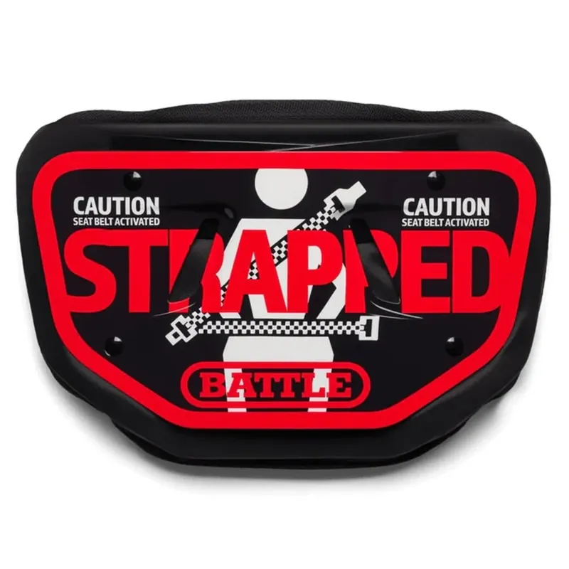 Battle Sports "Strapped" voetbalrugplaat voor volwassenen, zwart en rood. Direct Beschikbaar